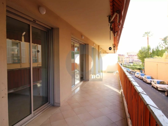 PLEIN CENTRE DE MENTON : GRAND 2P – TERRASSE – PARKING – CAVE