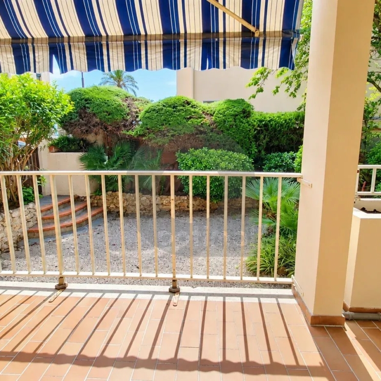 Roquebrune Cap Martin  – Coquet deux pièces avec terrasse à 100 mt des plages