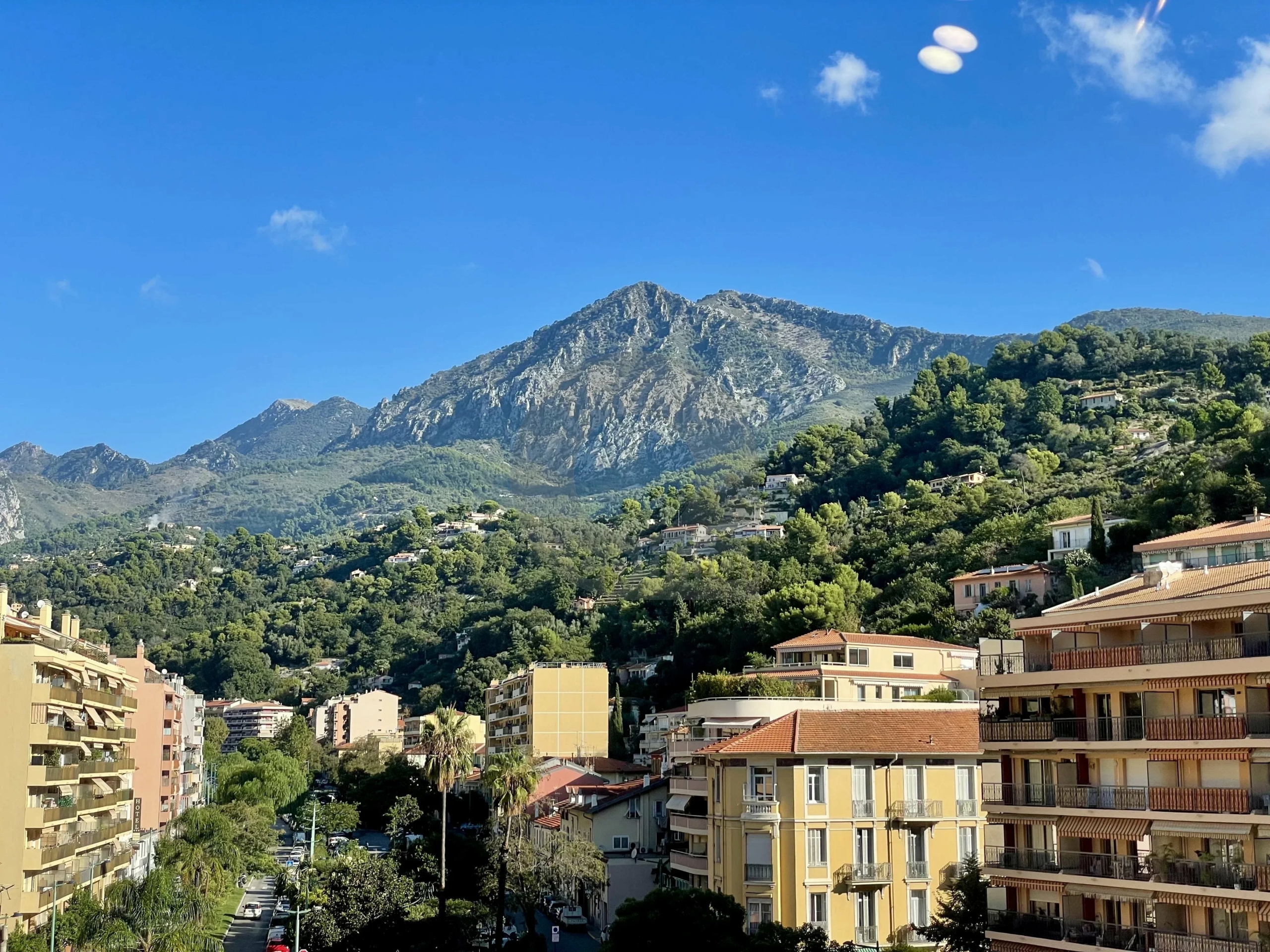 Menton central 3P terrasse parking piscine.
