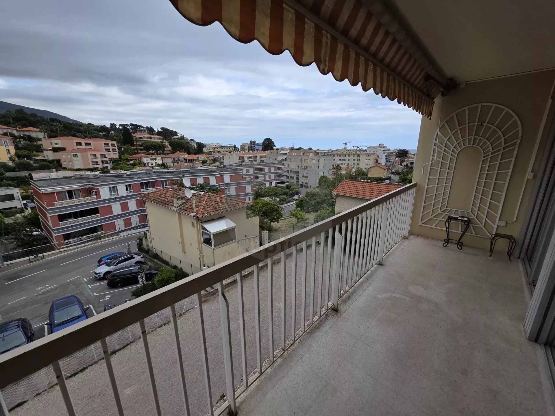 A LOUER – RCM proche centre : 3P traversant – terrasse