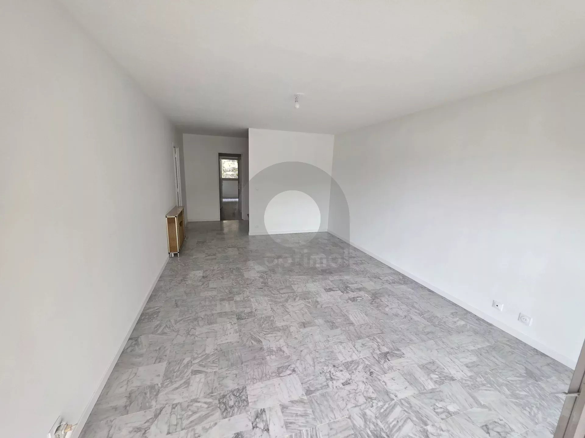 A LOUER – RCM proche centre : 3P traversant – terrasse
