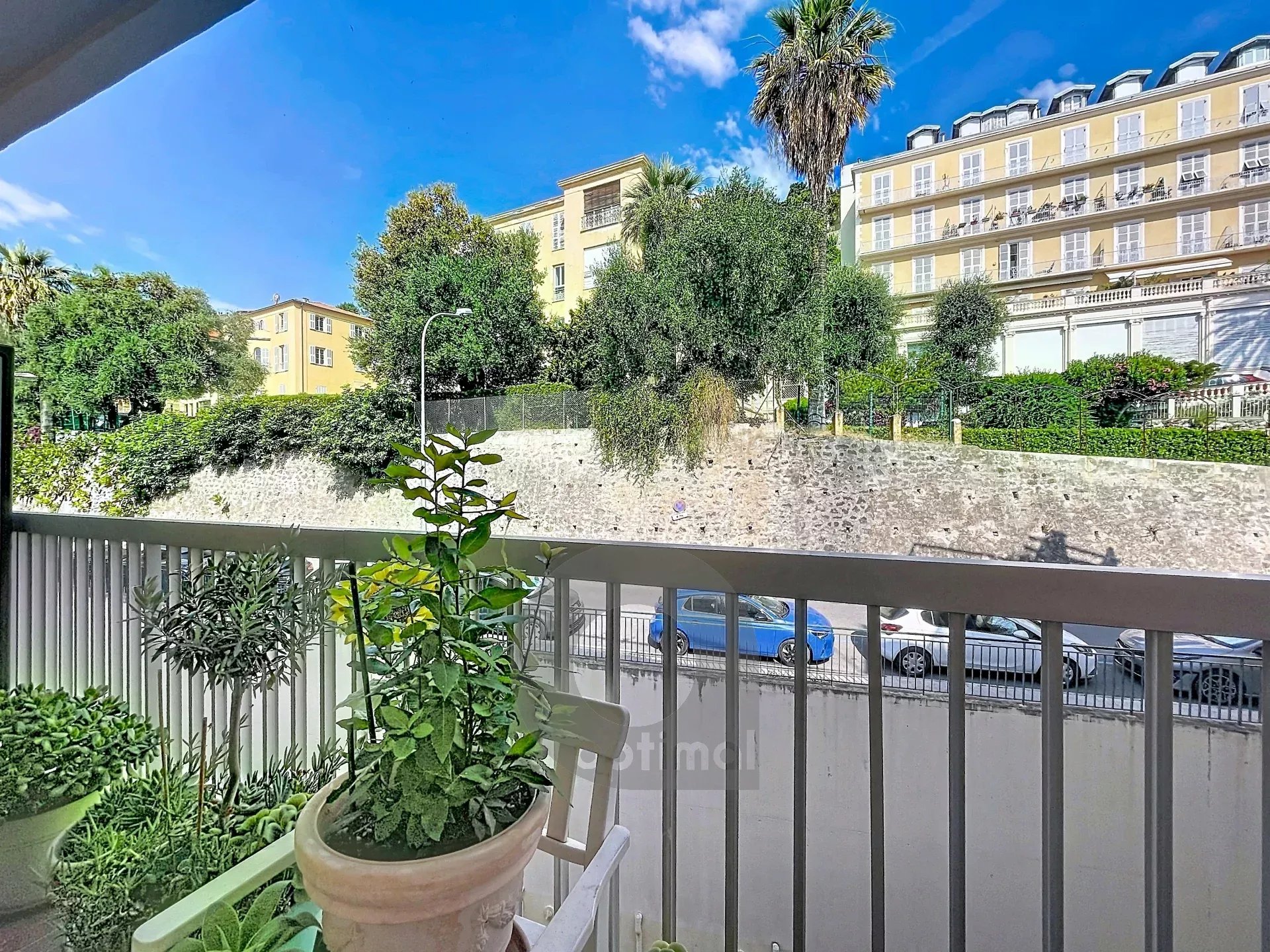 Secteur Garavan front de mer – Beau 2 pièces étage élevé – terrasse vue panoramique – Parking & Cave