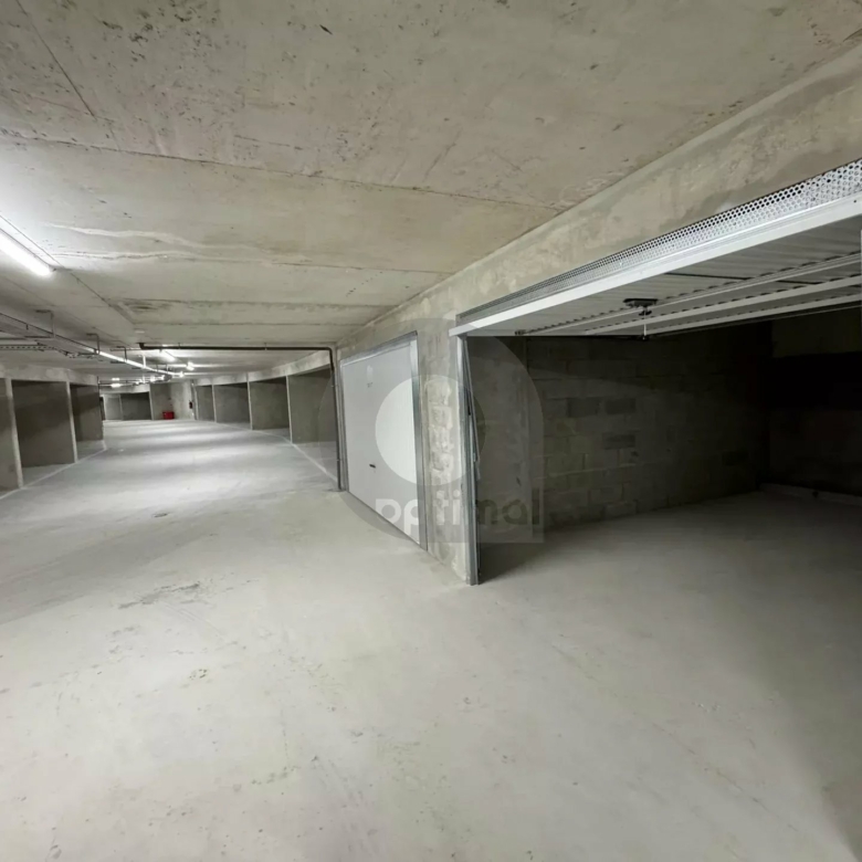 ROQUEBRUNE GARAGE PLEIN CENTRE RÉSIDENCE NEUVE