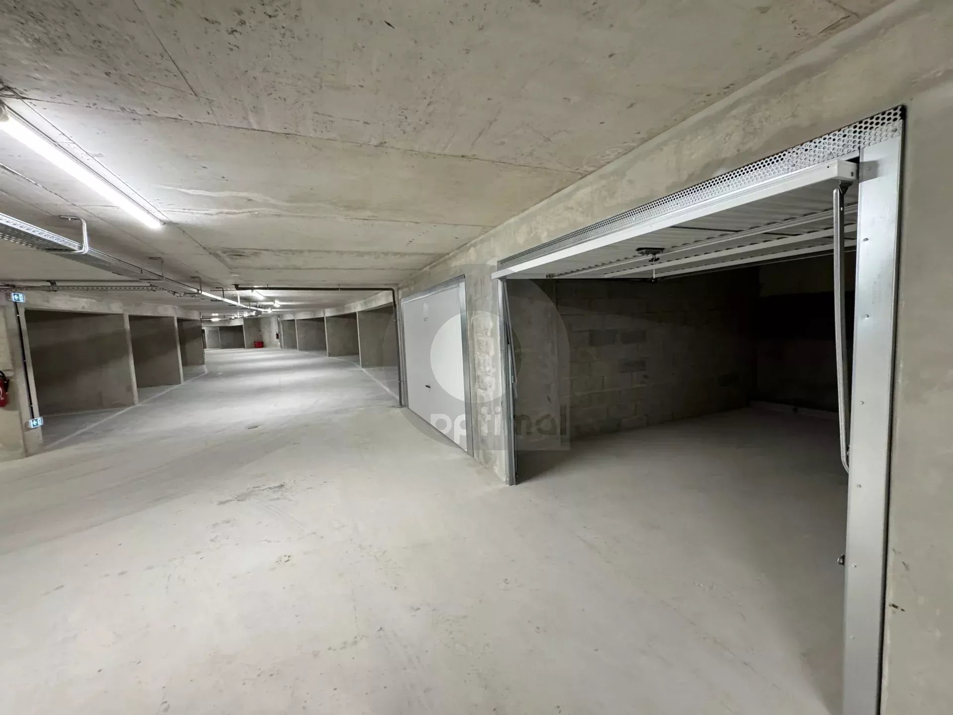 ROQUEBRUNE GARAGE PLEIN CENTRE RÉSIDENCE NEUVE