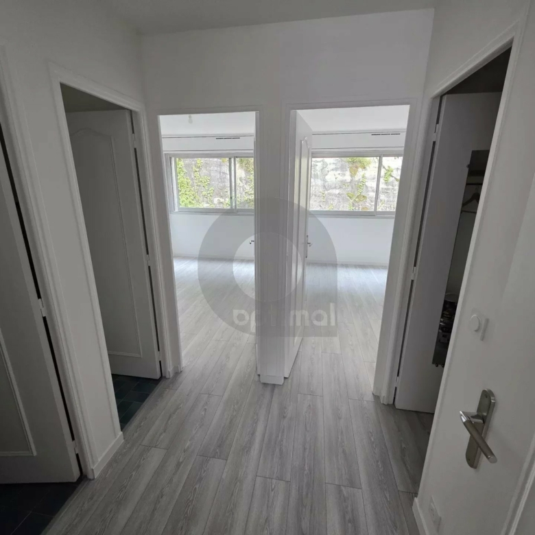 A LOUER – RCM proche centre : 3P traversant – terrasse