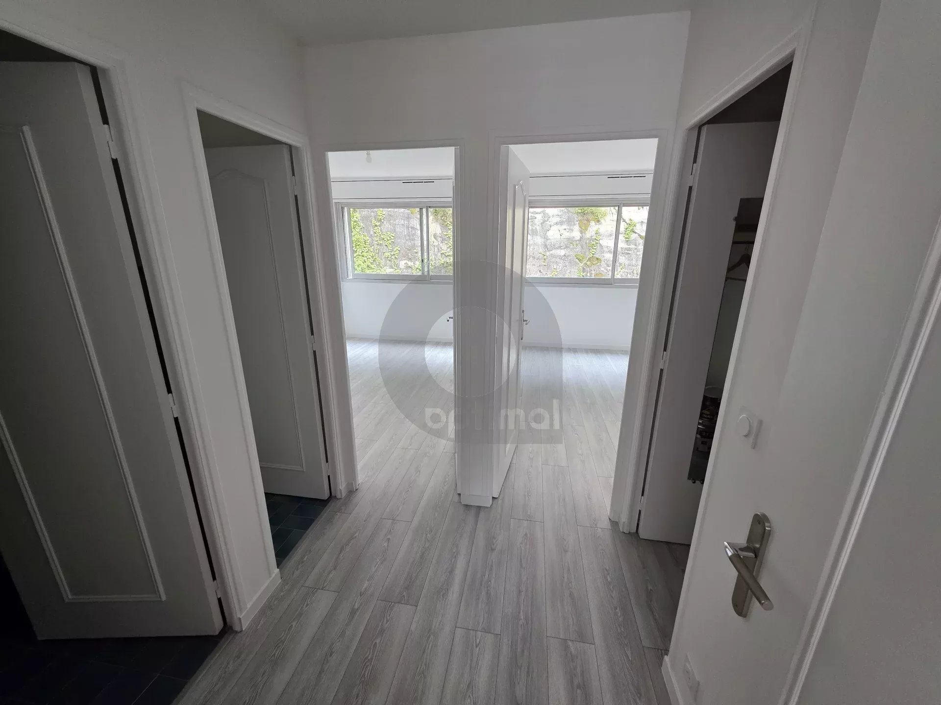 A LOUER – RCM proche centre : 3P traversant – terrasse