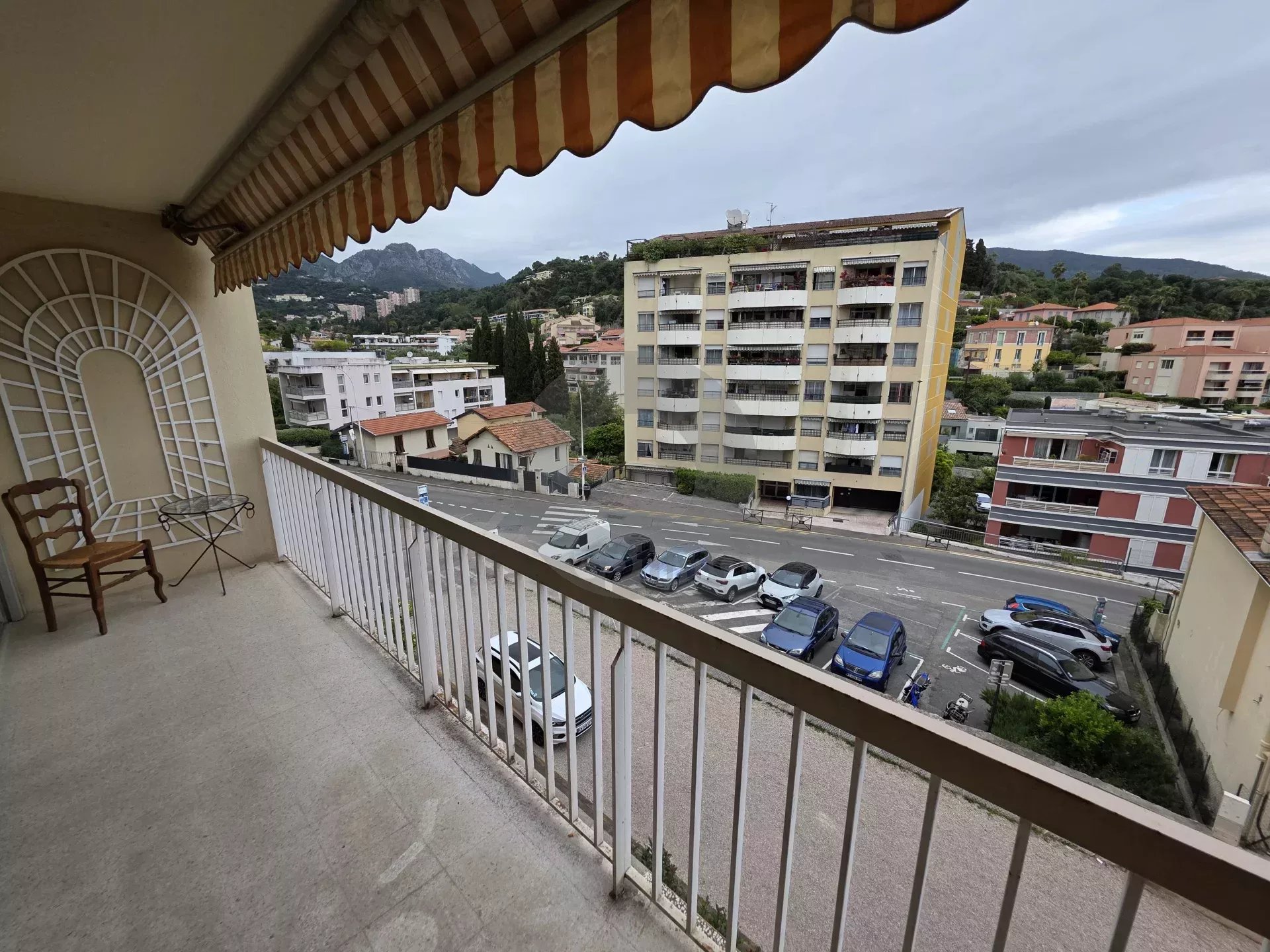 A LOUER – RCM proche centre : 3P traversant – terrasse