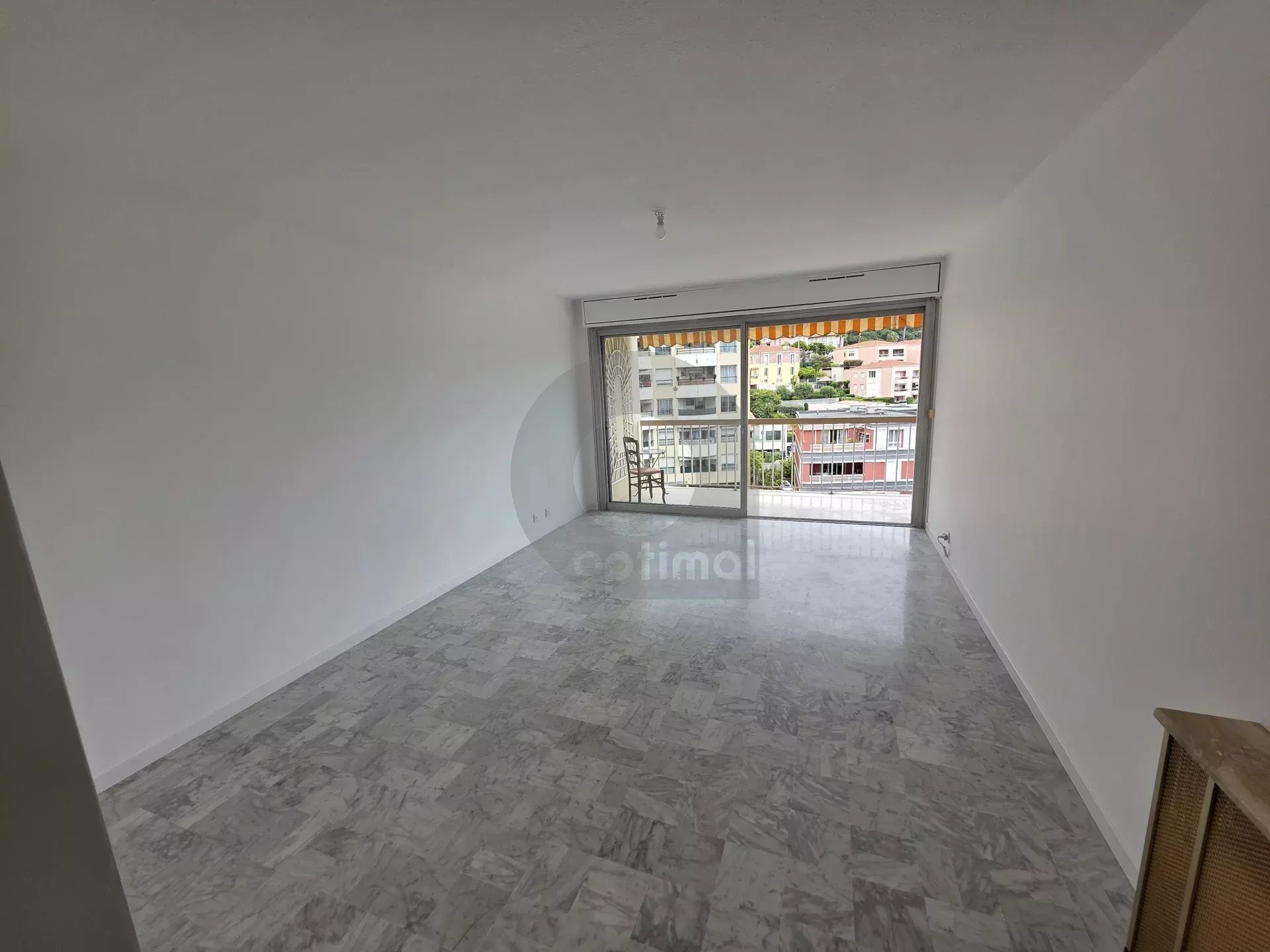 A LOUER – RCM proche centre : 3P traversant – terrasse