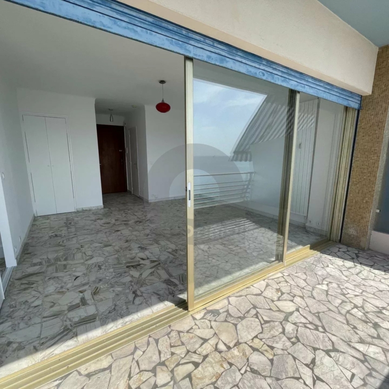 A LOUER : Studio en front de mer – Terrasse – Cave