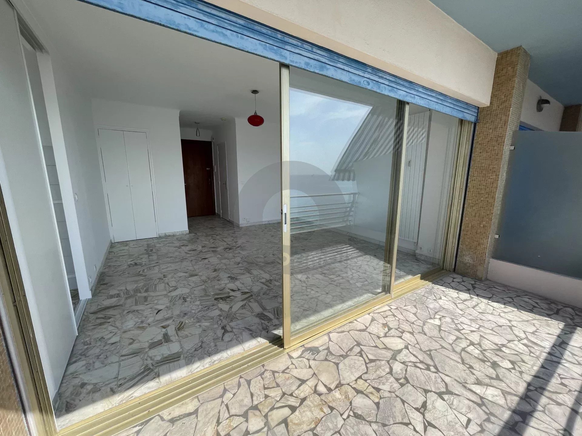 A LOUER : Studio en front de mer – Terrasse – Cave