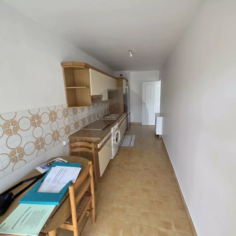 A LOUER – RCM proche centre : 3P traversant – terrasse
