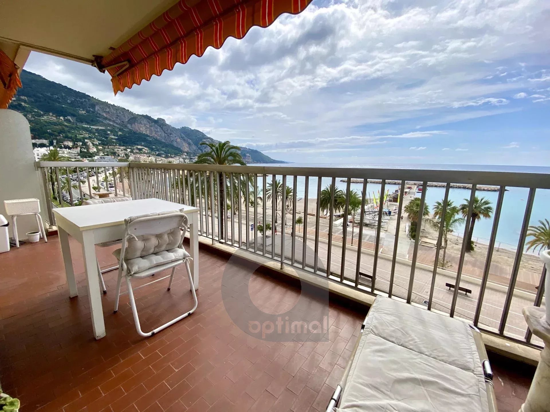 Secteur Garavan front de mer – Beau 2 pièces étage élevé – terrasse vue panoramique – Parking & Cave