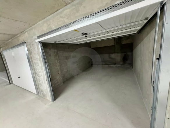ROQUEBRUNE GARAGE PLEIN CENTRE RÉSIDENCE NEUVE