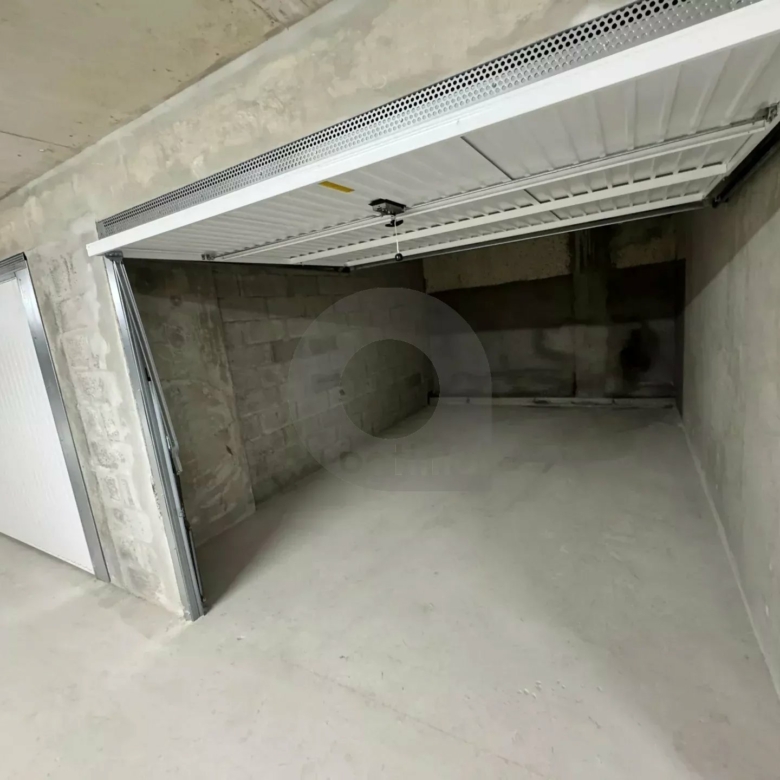 ROQUEBRUNE GARAGE PLEIN CENTRE RÉSIDENCE NEUVE