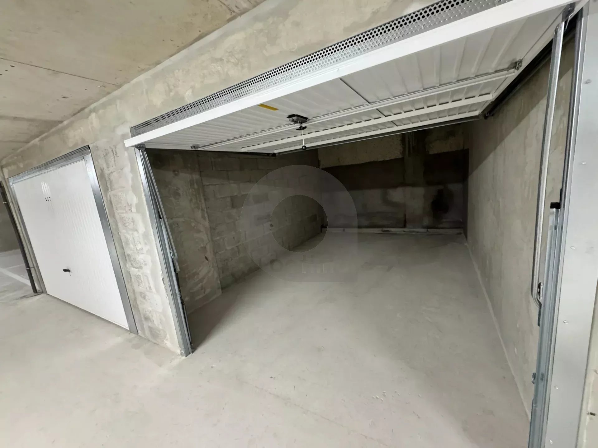ROQUEBRUNE GARAGE PLEIN CENTRE RÉSIDENCE NEUVE