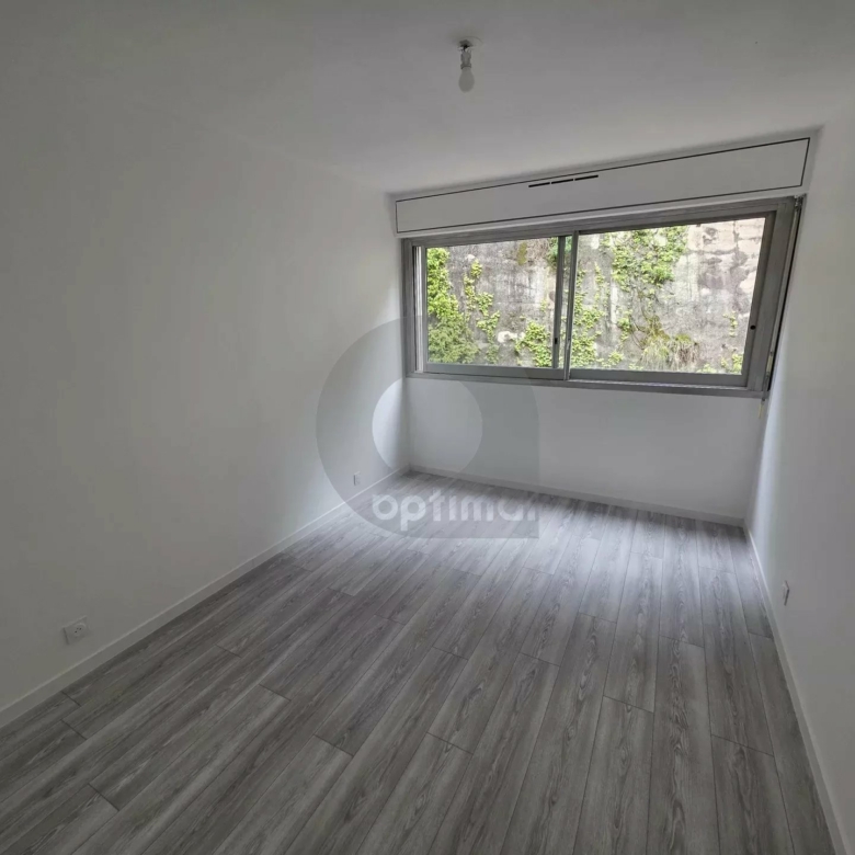A LOUER – RCM proche centre : 3P traversant – terrasse