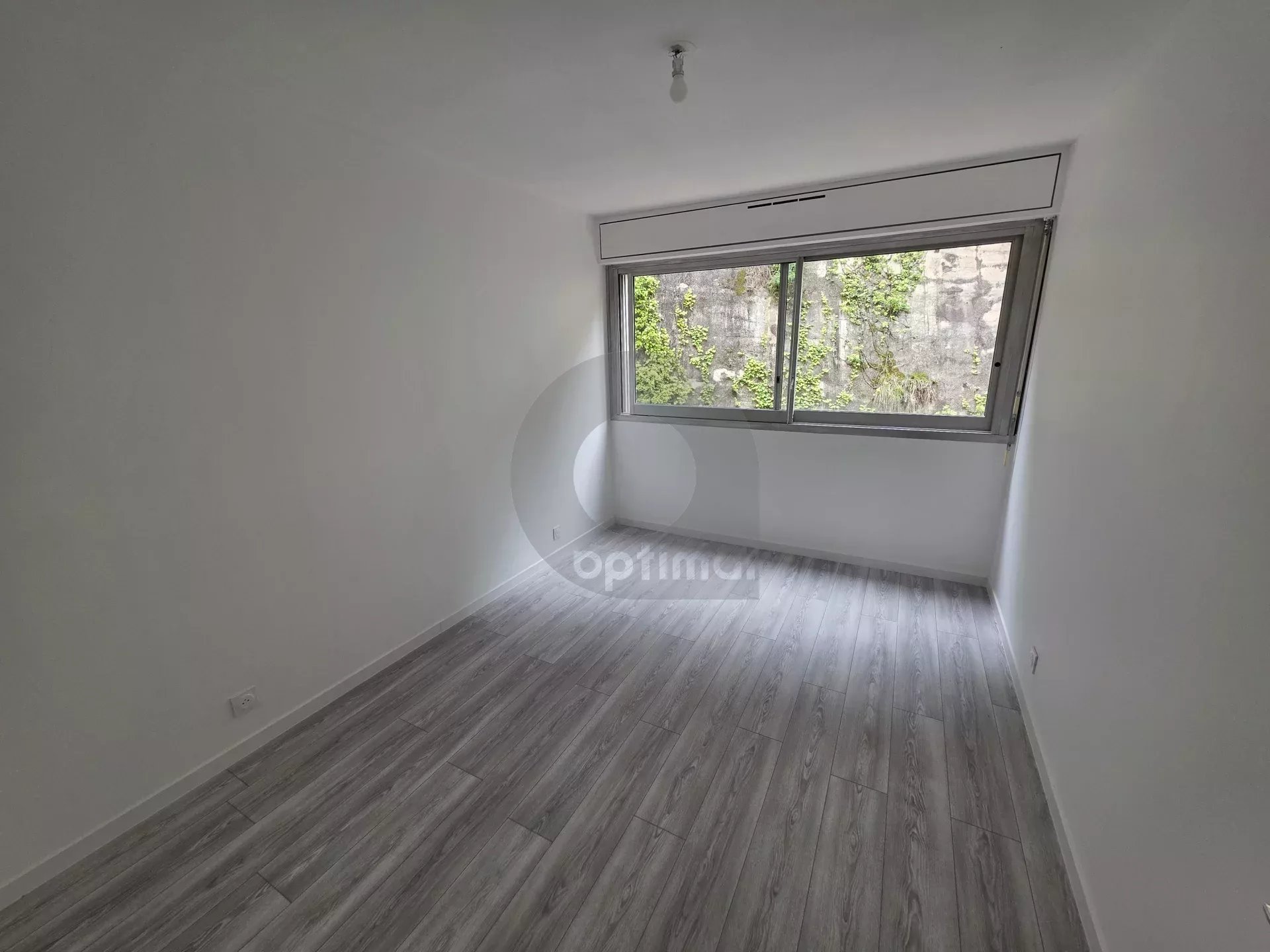A LOUER – RCM proche centre : 3P traversant – terrasse