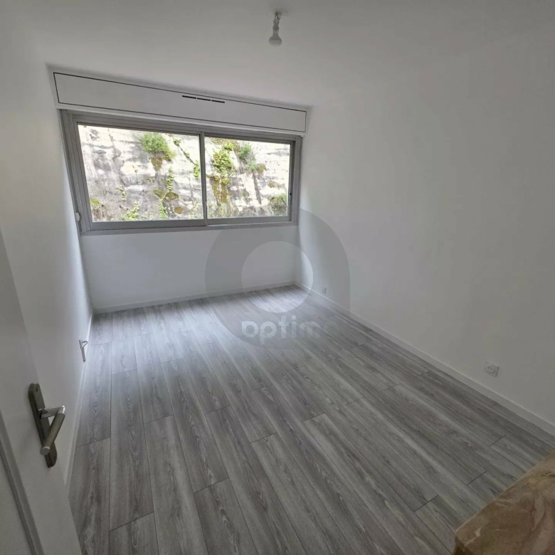 A LOUER – RCM proche centre : 3P traversant – terrasse