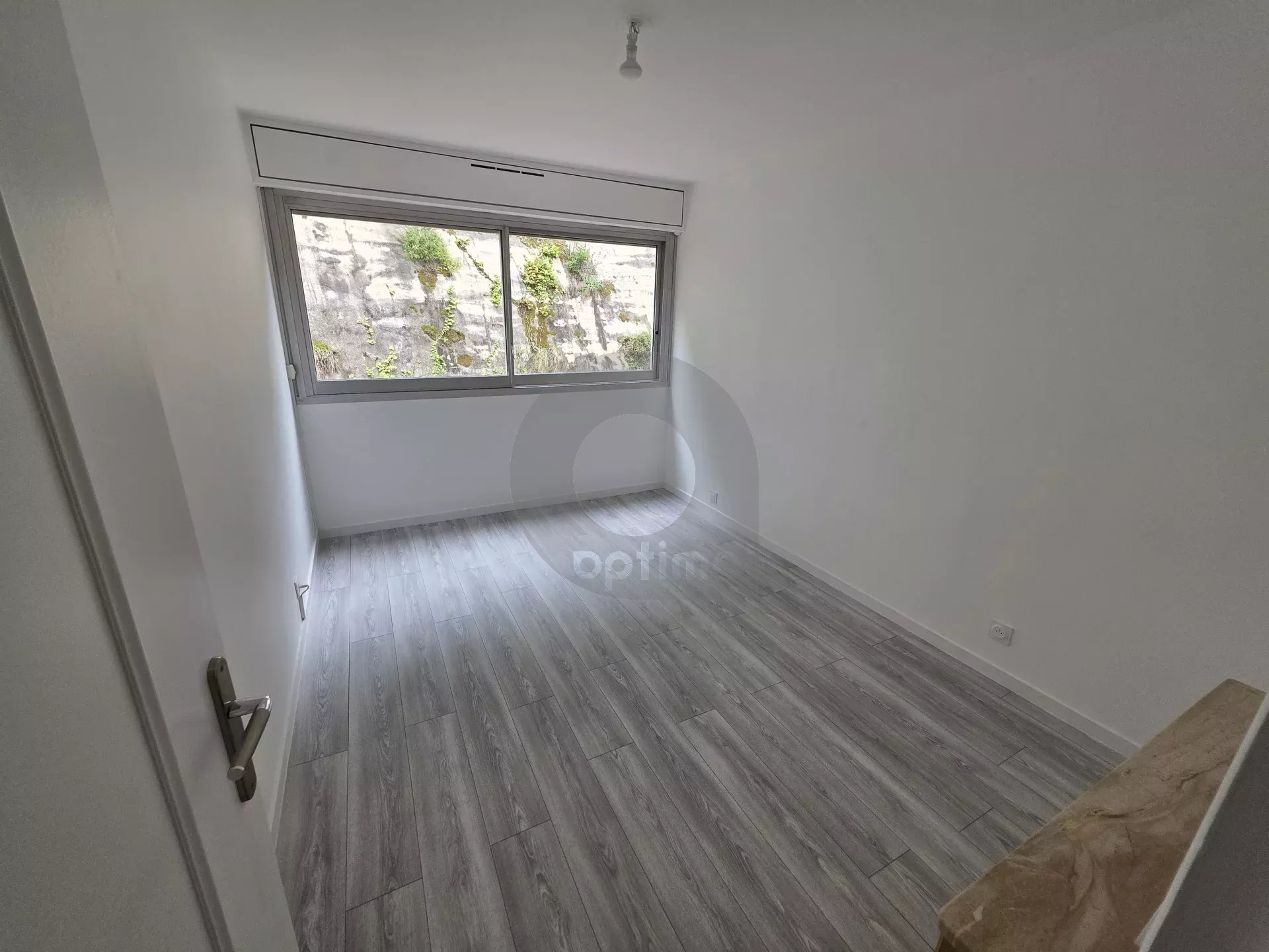 A LOUER – RCM proche centre : 3P traversant – terrasse