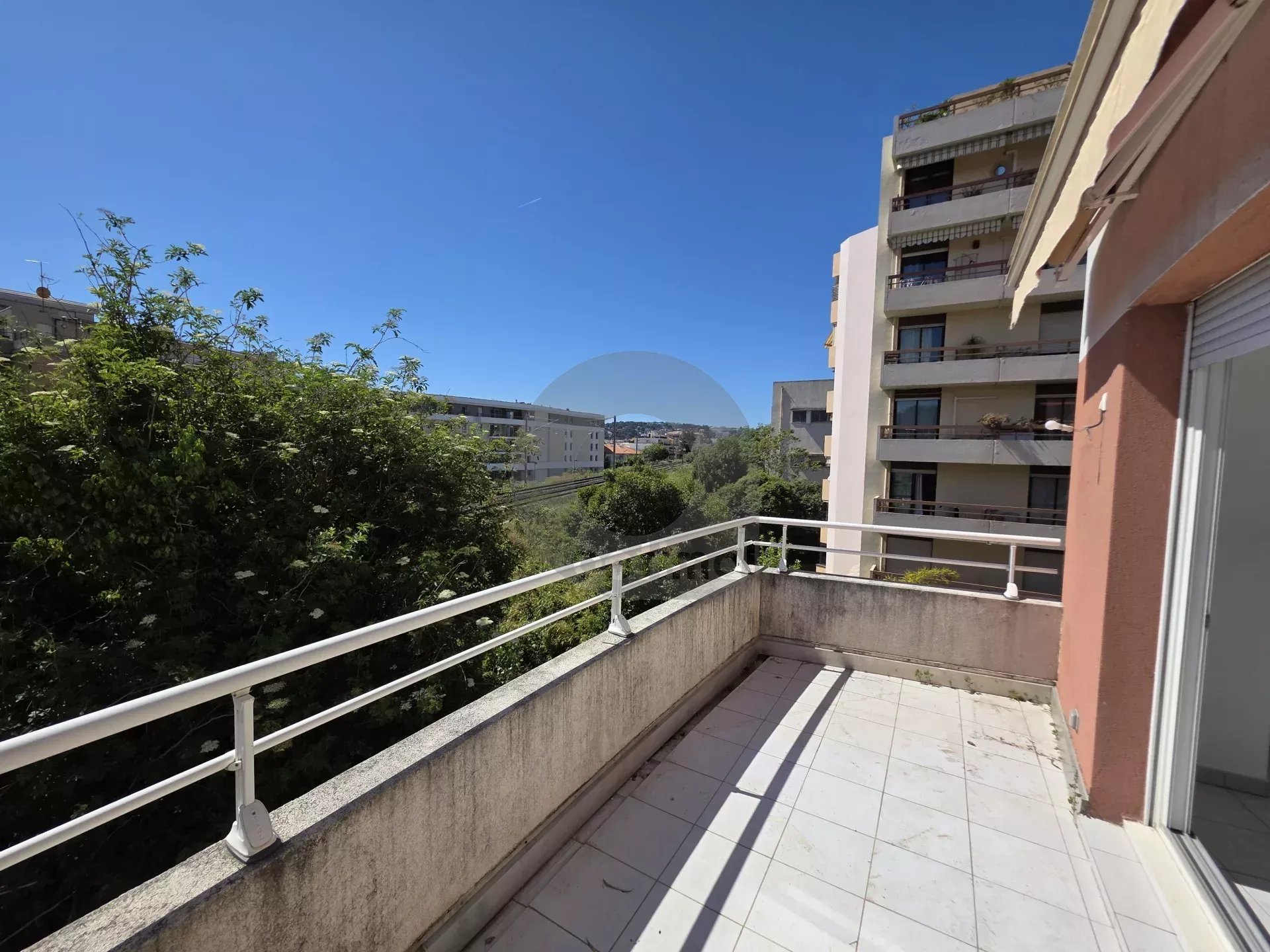 APPARTEMENT DEUX PIECES TERRASSE MENTON PROCHE CARNOLES