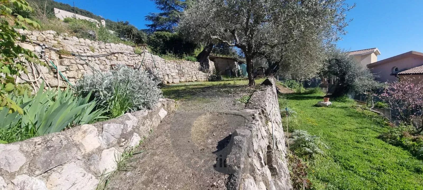 Propriété CASTELLAR villa 188 m² bassin terrain vue mer