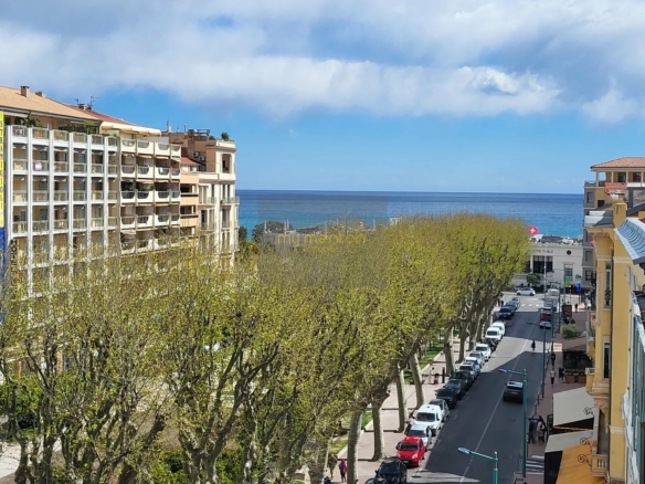 Appartement d’exception – Dernier étage, balcons et vue mer – Menton Centre
