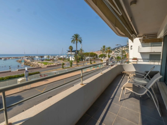 Menton Garavan, bord de mer immeuble récent