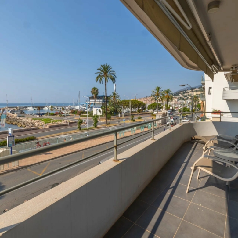 Menton Garavan, bord de mer immeuble récent