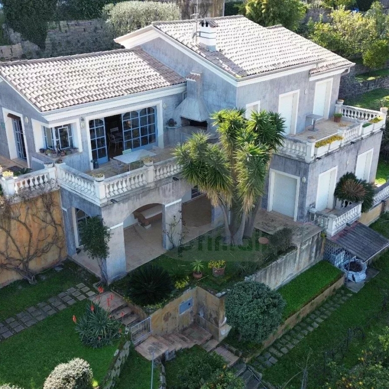 Élégante Villa avec Vue Panoramique – Menton, Quartier Résidentiel