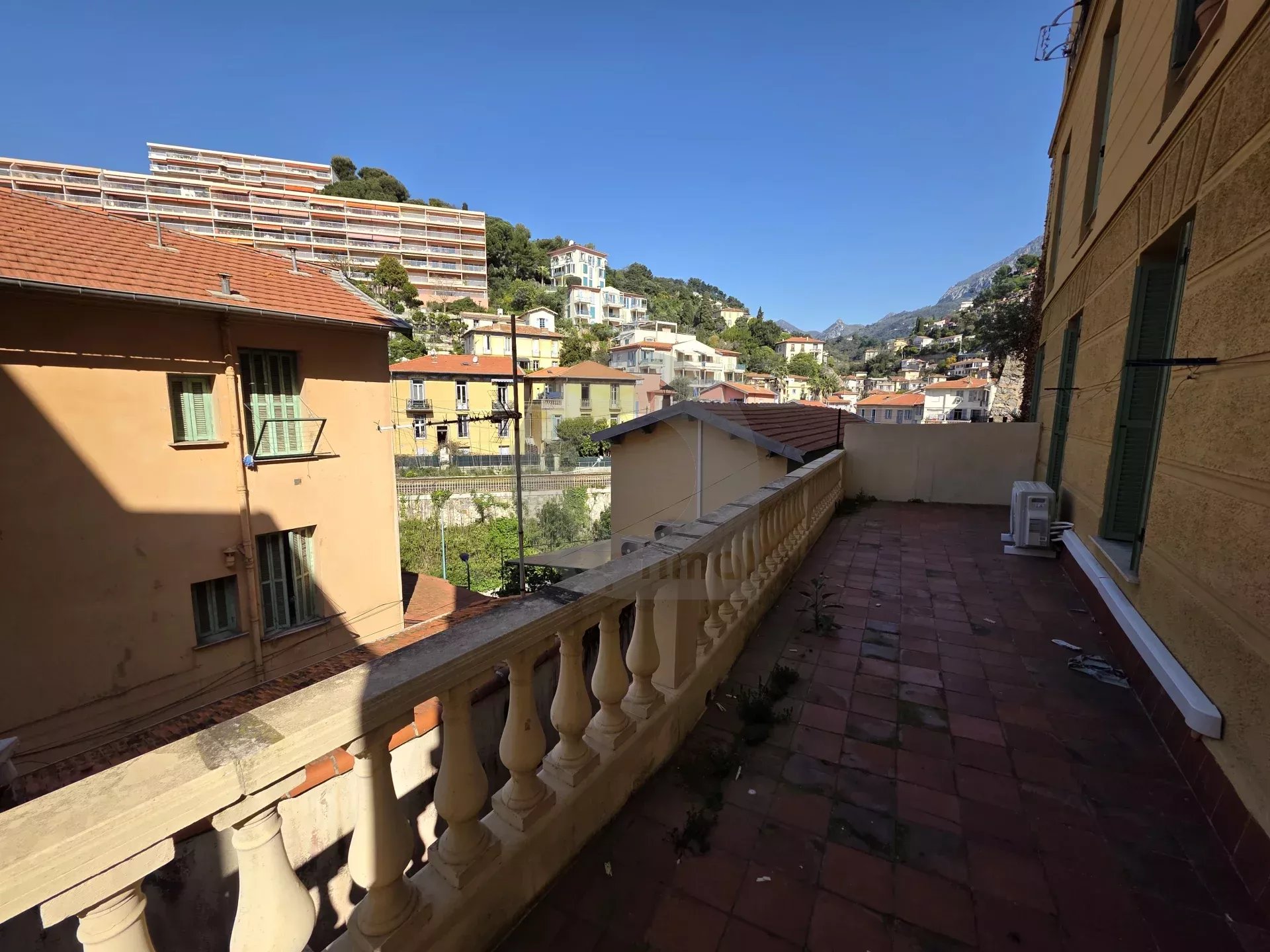 APPARTEMENT TROIS PIECES TERRASSE MENTON PROCHE CENTRE