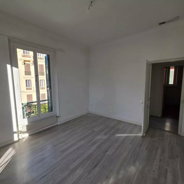 GRAND APPARTEMENT DE CINQ PIECES MENTON PROCHE CENTRE VILLE