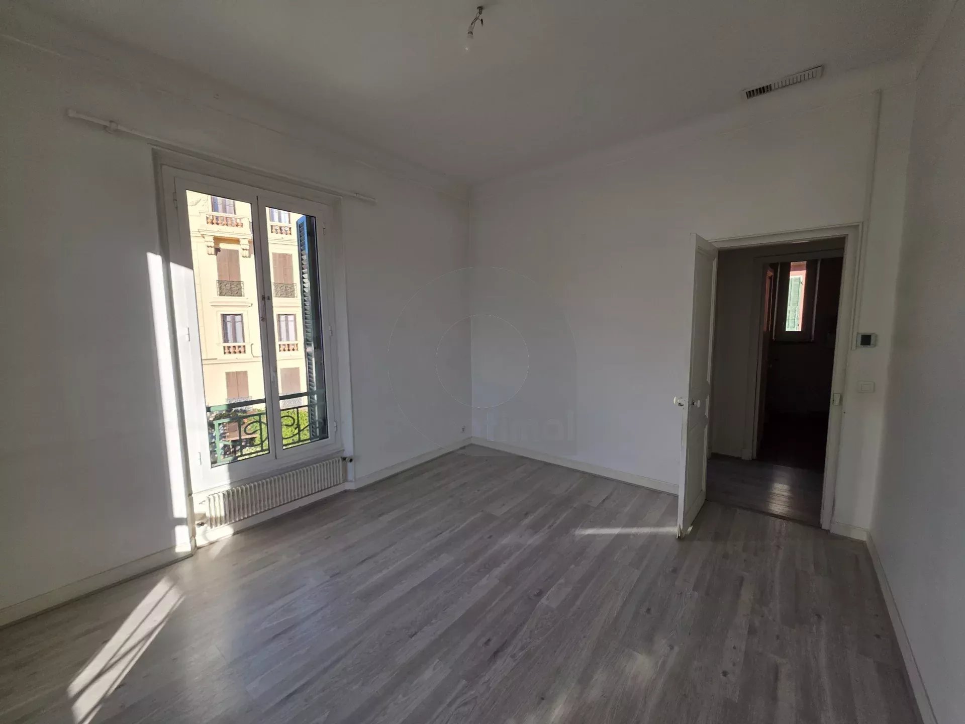 GRAND APPARTEMENT DE CINQ PIECES MENTON PROCHE CENTRE VILLE