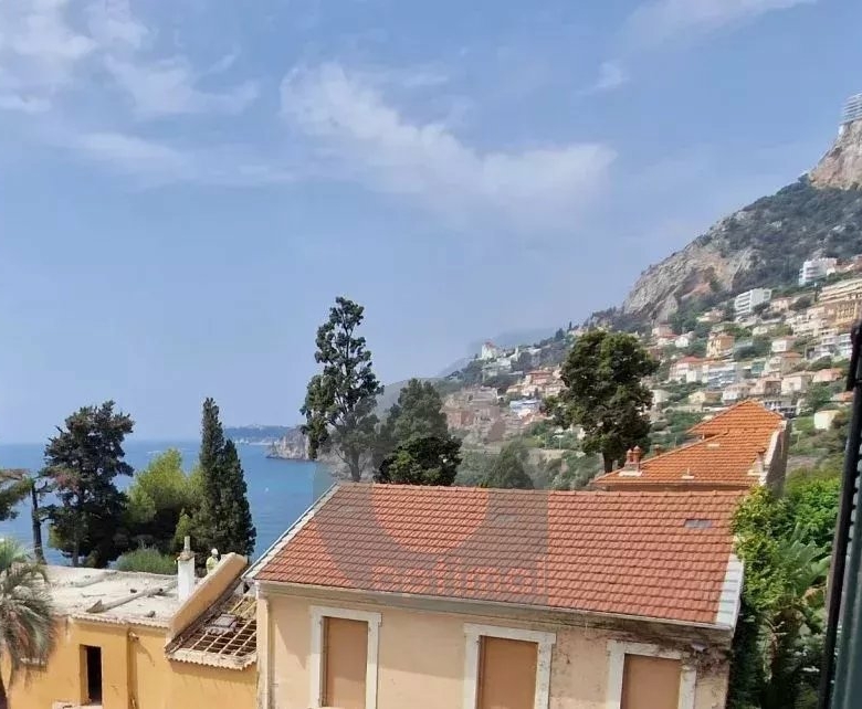 Roquebrune-Cap-Martin, proche Monaco, résidence Luxe avec piscine. Dernier étage vue mer.