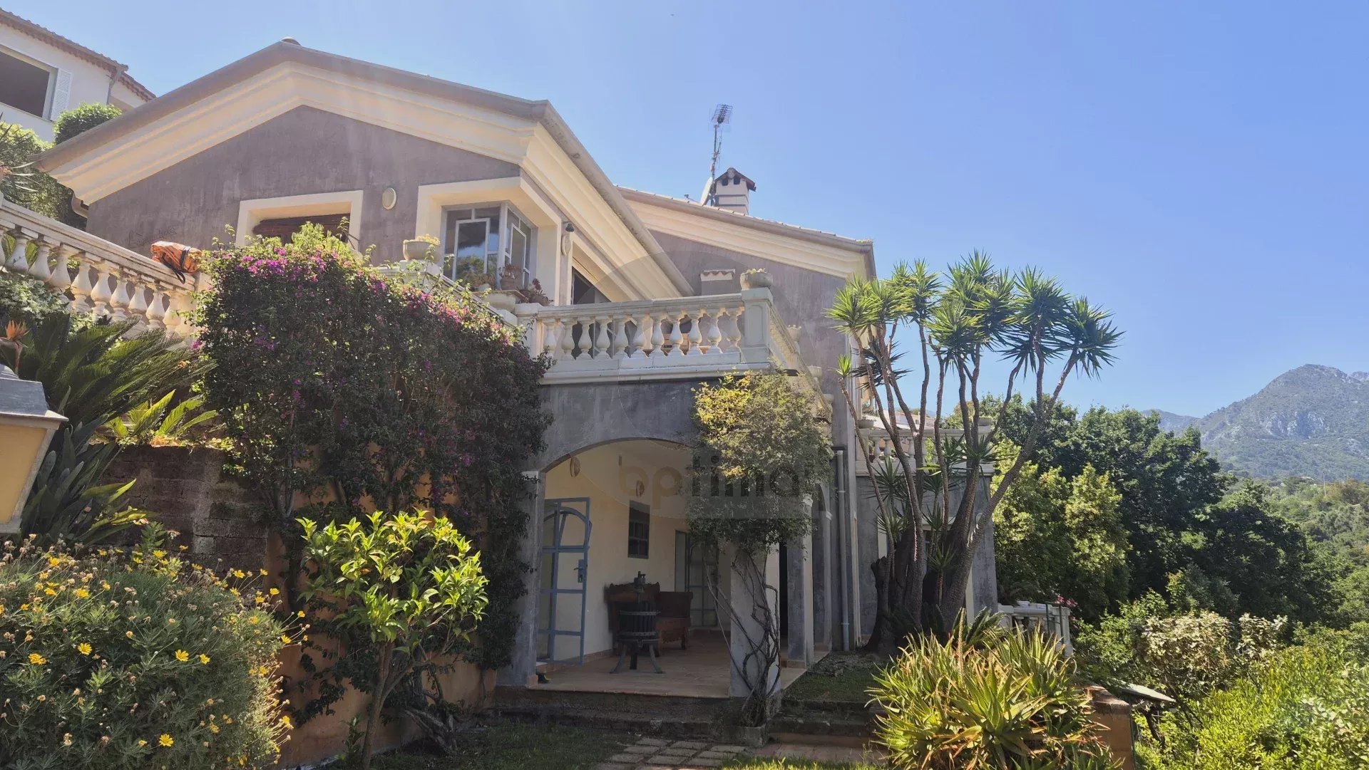 Élégante Villa avec Vue Panoramique – Menton, Quartier Résidentiel