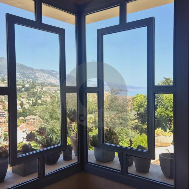 Élégante Villa avec Vue Panoramique – Menton, Quartier Résidentiel