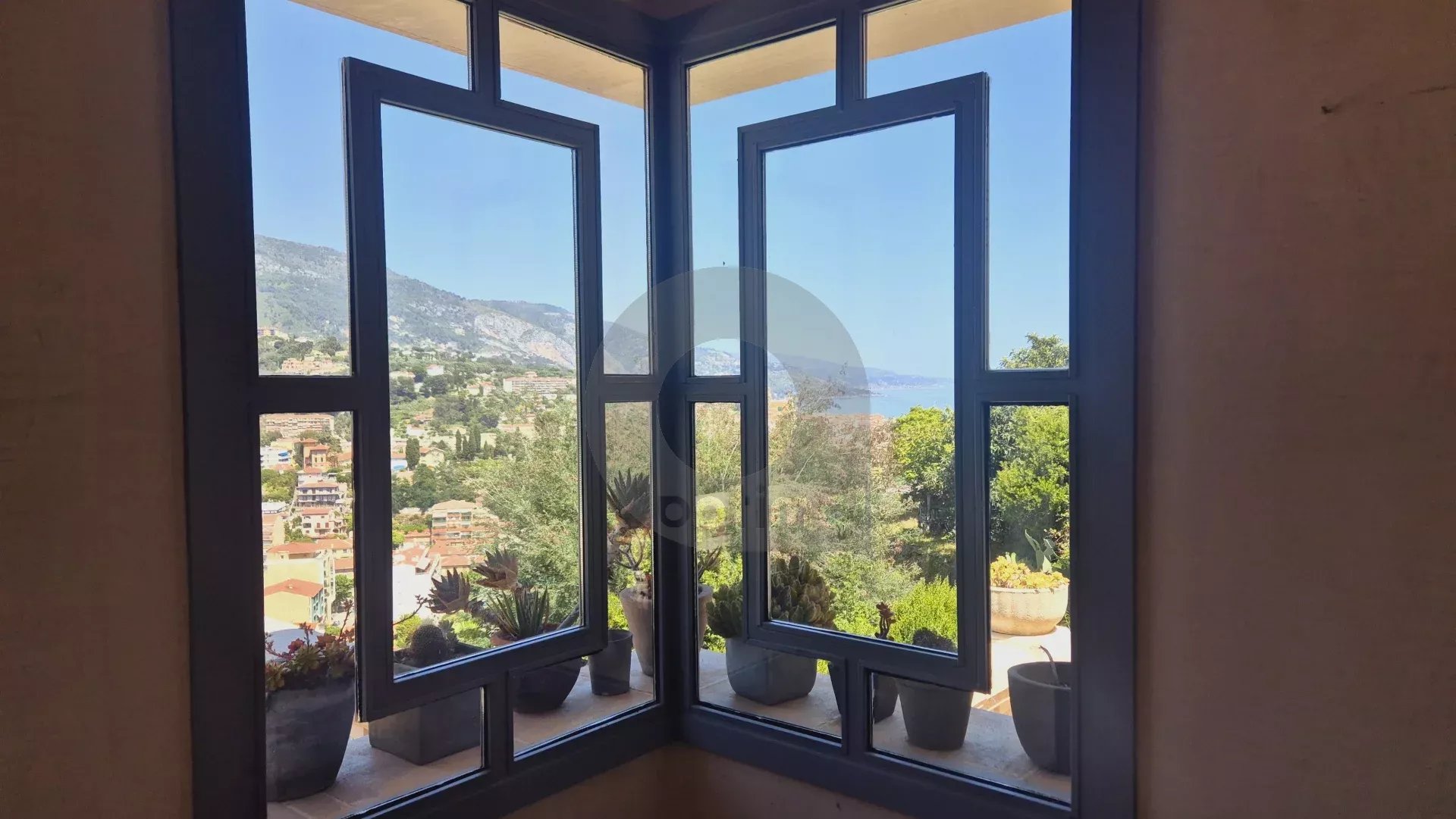 Élégante Villa avec Vue Panoramique – Menton, Quartier Résidentiel