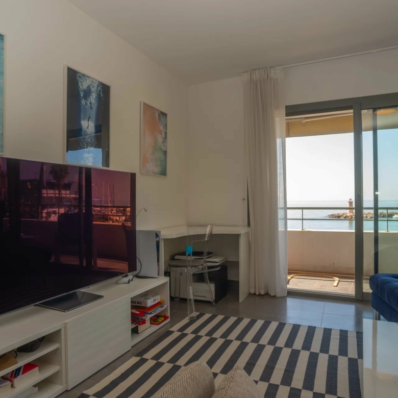 Menton Garavan, bord de mer immeuble récent
