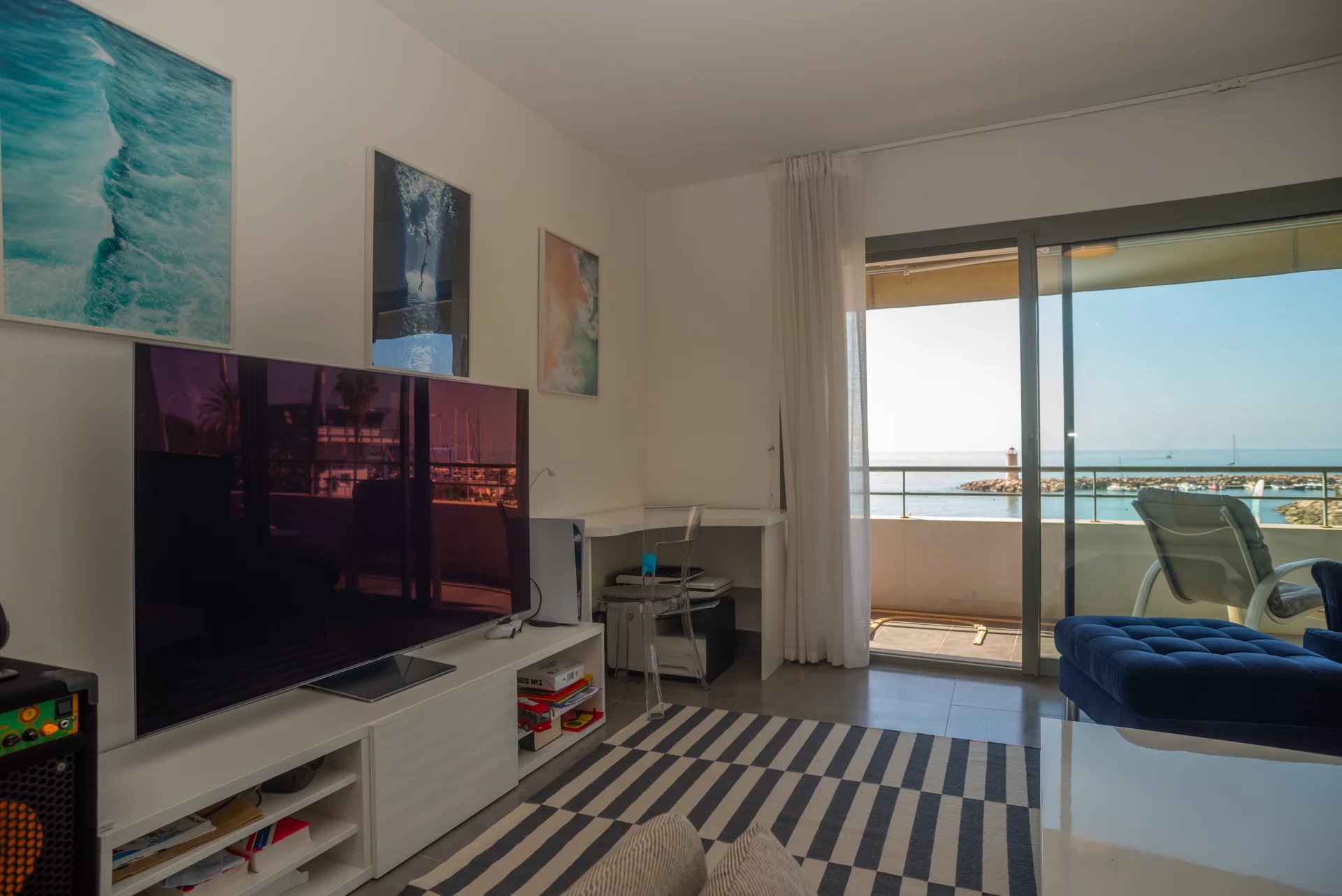 Menton Garavan, bord de mer immeuble récent