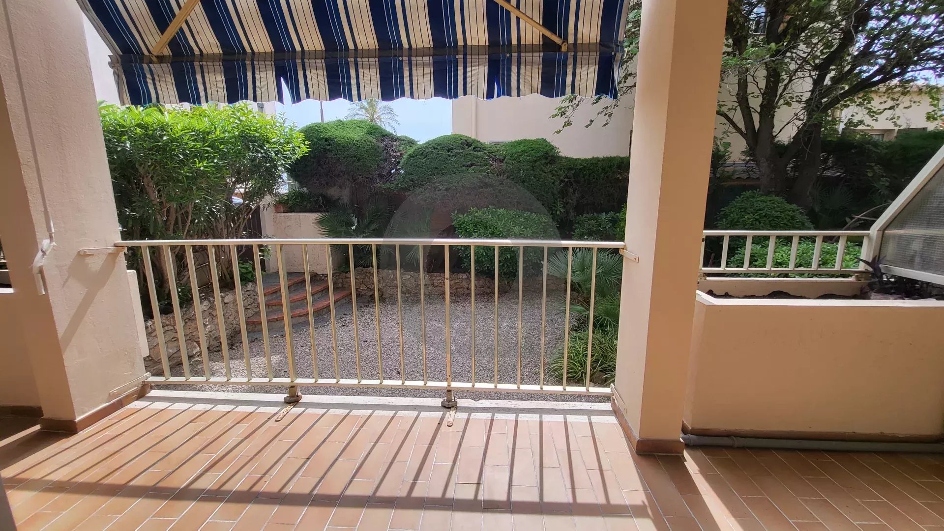Roquebrune Cap Martin  – Coquet deux pièces avec terrasse à 100 mt des plages