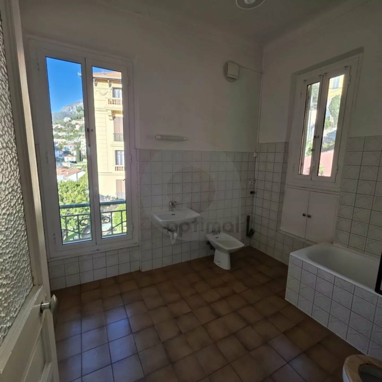 GRAND APPARTEMENT DE CINQ PIECES MENTON PROCHE CENTRE VILLE