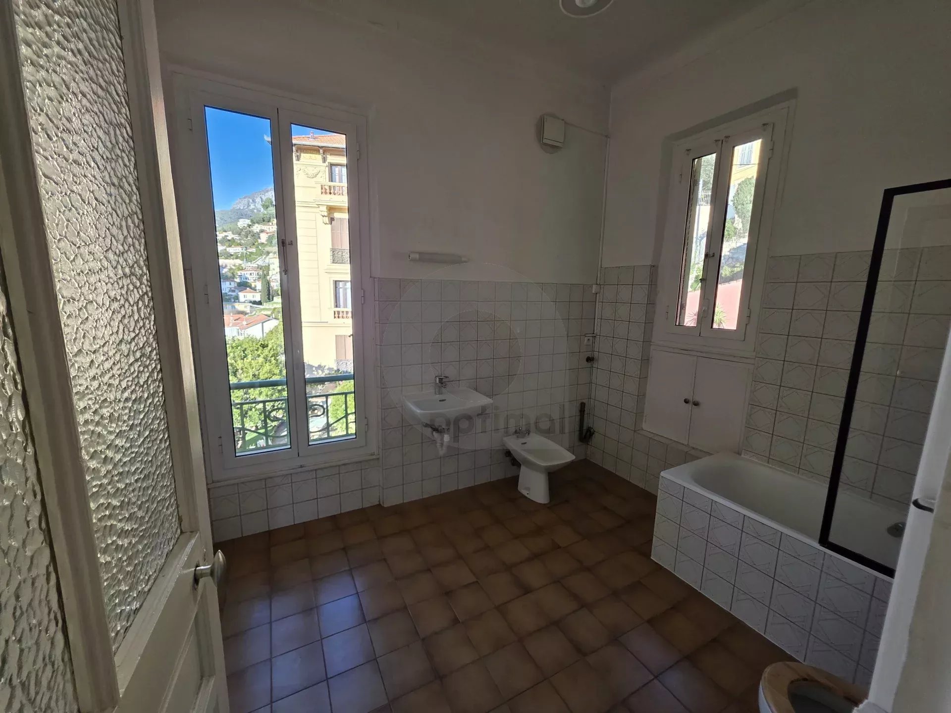 GRAND APPARTEMENT DE CINQ PIECES MENTON PROCHE CENTRE VILLE