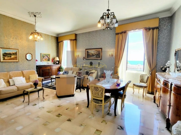 MENTON CENTRE ;  Appartement Bourgeois Front de mer