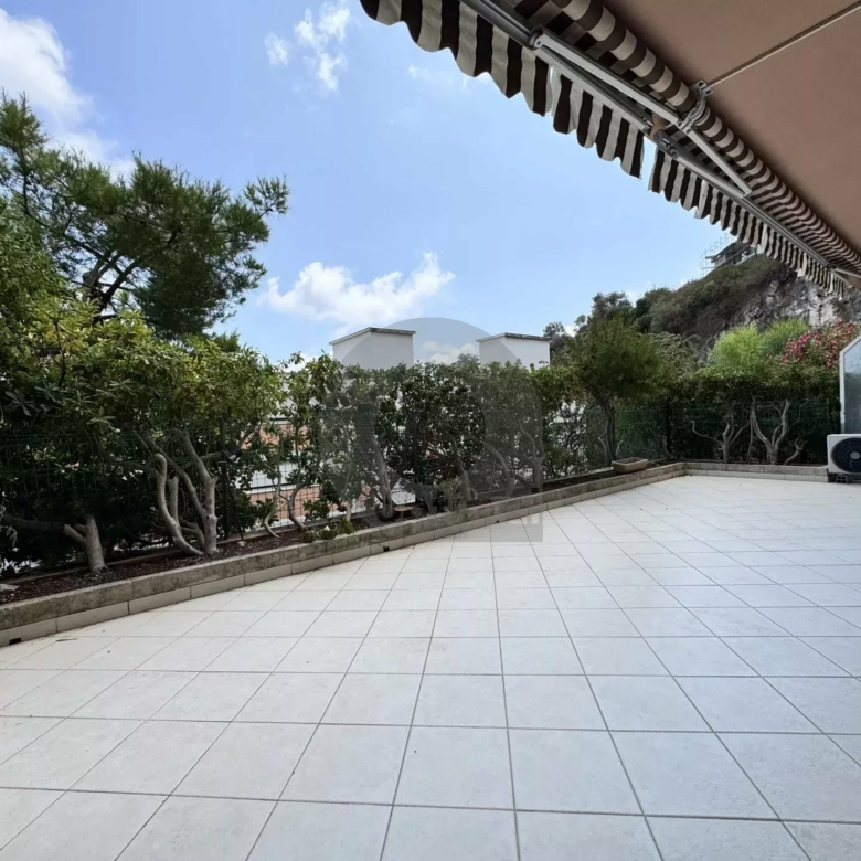 ROQUEBRUNE 2 PIÈCES TERRASSE PARKING HAMEAU