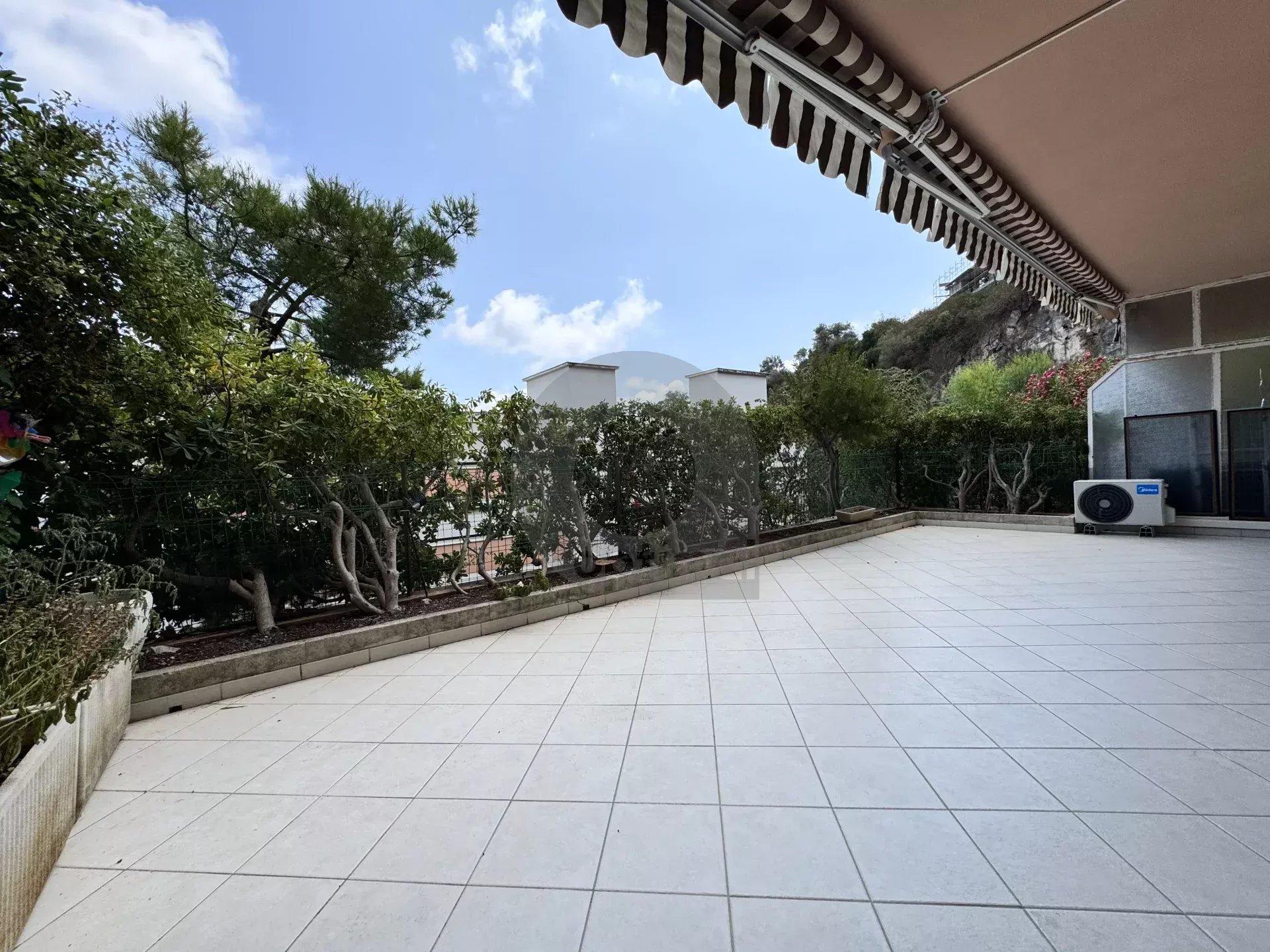 ROQUEBRUNE 2 PIÈCES TERRASSE PARKING HAMEAU