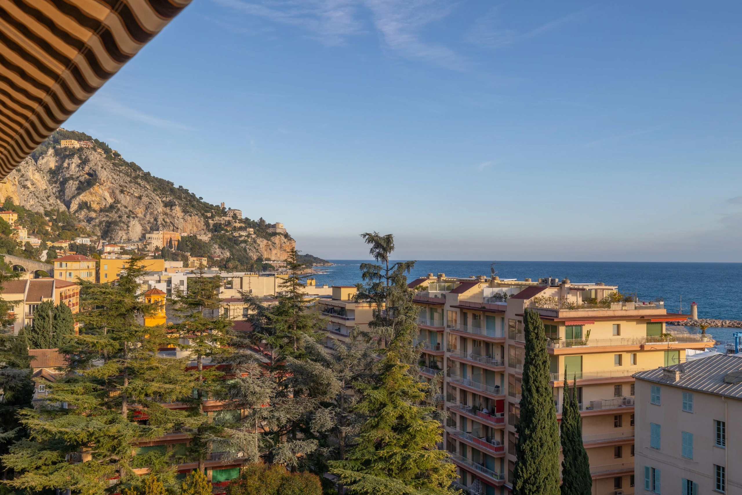 MENTON GARAVAN – APPARTEMENT 3 PIECES BORD DE MER, VUE MER