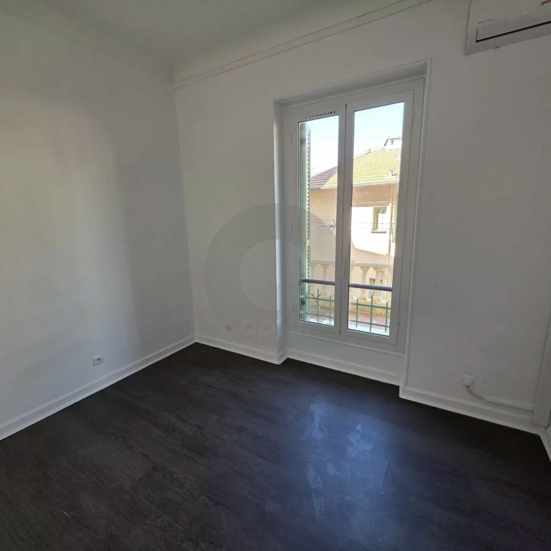 APPARTEMENT TROIS PIECES TERRASSE MENTON PROCHE CENTRE
