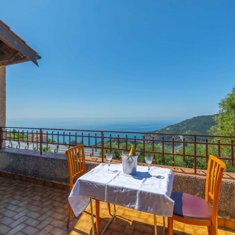 Charmante villa à San Lorenzo avec vue panoramique sur la mer et les montagnes