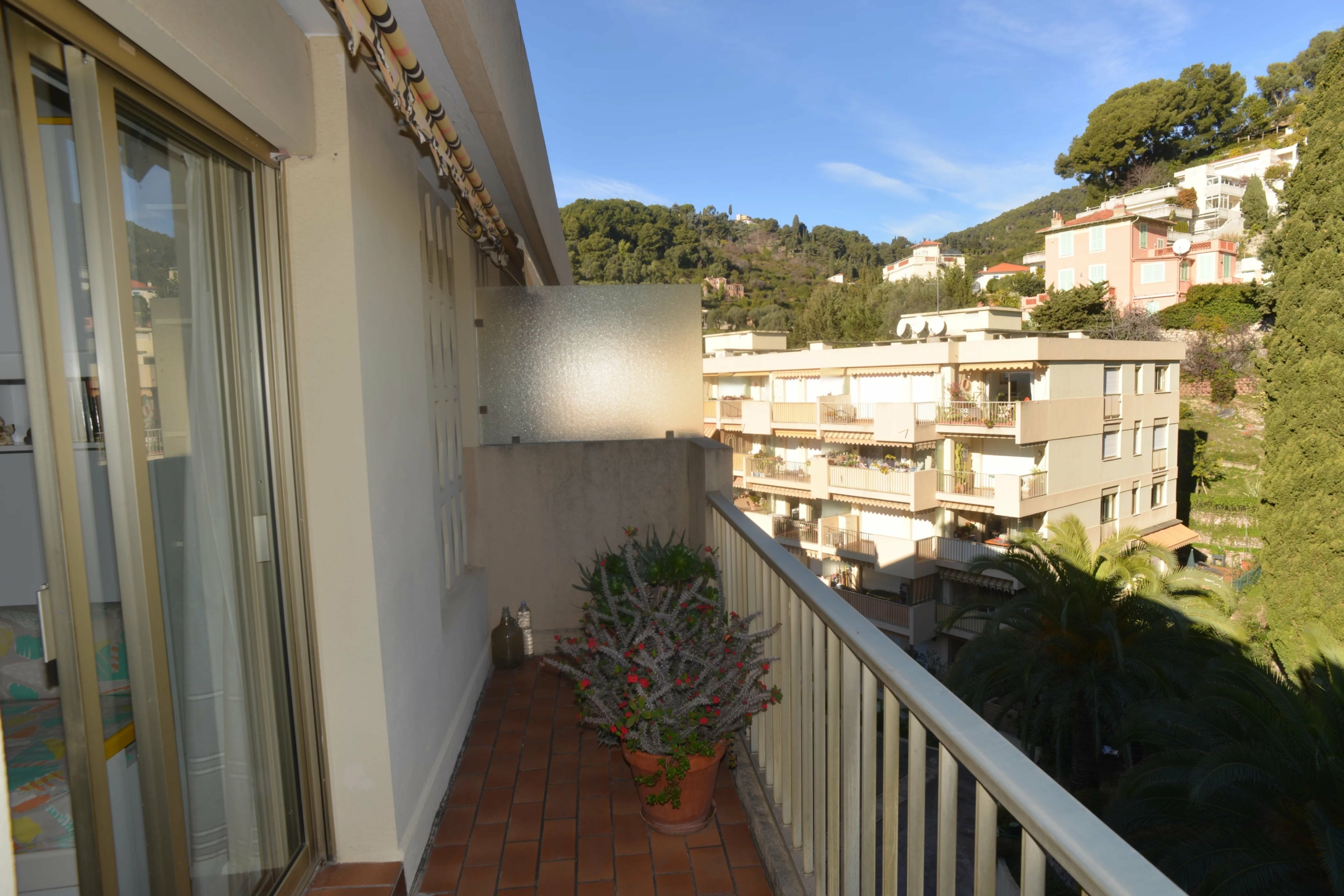 MENTON GARAVAN – 3 pièces dernier étage avec terrasse vue mer cave et garage