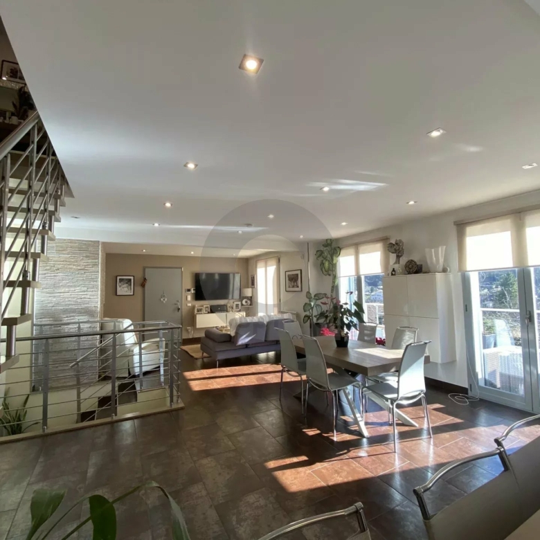A VENDRE – BELLE MAISON AU CALME CADRE VERDOYANT