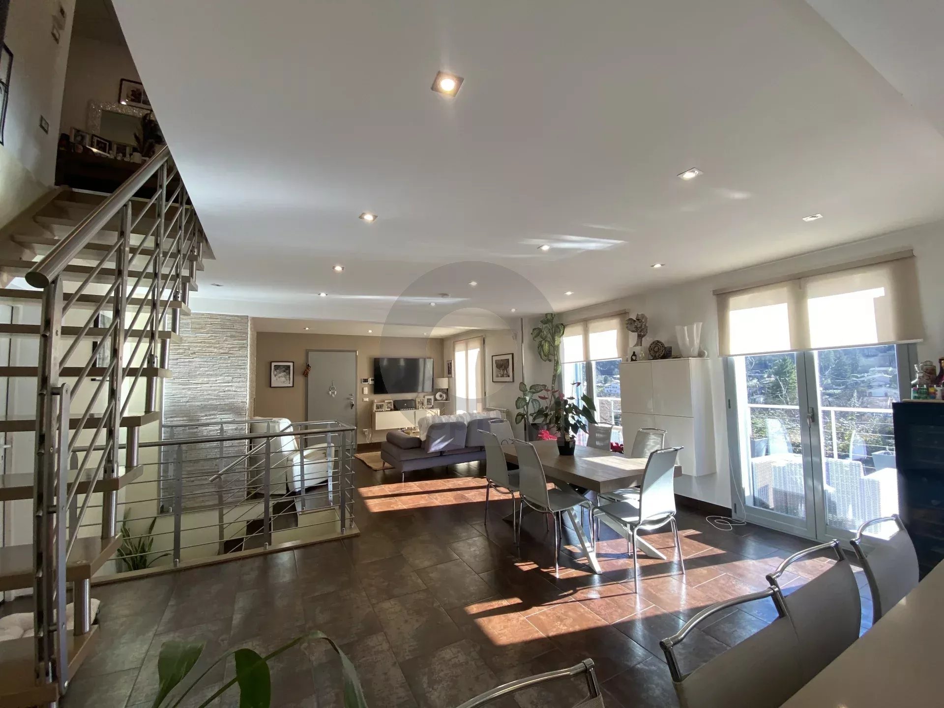 A VENDRE – BELLE MAISON AU CALME CADRE VERDOYANT